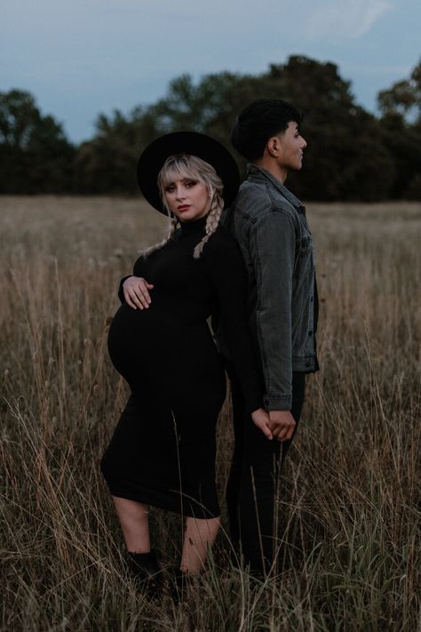 Maternity Unique Photography, Spooky Maternity Photoshoot, Edgy Maternity Shoot Couple, Halloween Themed Maternity Pictures, Unique Maternity Poses, Spooky Maternity Pictures, Edgy Pregnancy Outfits, Edgy Maternity Outfits, Unique Pregnancy Photos