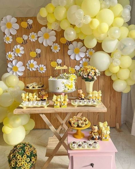 Daisy Flower Birthday Party Ideas, Bee Birthday Theme, Flower Birthday Party, Simple Birthday Party, Bee Birthday Party, Daisy Party, Baby Birthday Decorations, Honey Bee Decor, Simple Birthday Decorations