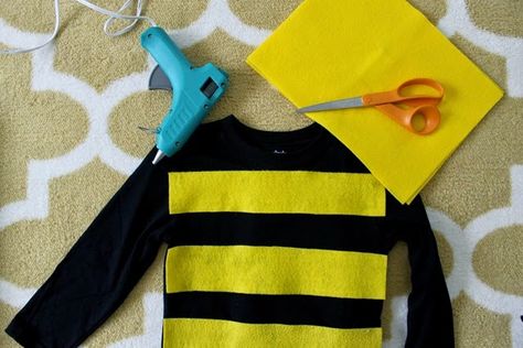 No Sew Bee Costume {tutorial} Duct Tape Costumes, Bee Costume Diy, Bug Costumes, Diy Costumes Kids Boys, Bumble Bee Costume, Bug Costume, Handmade Halloween Costumes, Awesome Costumes, Bee Costume