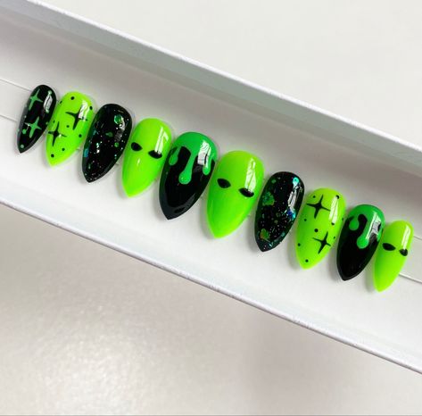 Glow in the dark alien nails! Hand-painted designer nails ✨ High quality ✨ Reusable ✨ Last for up to 2-3 weeks ✨ Salon quality at a fraction of the cost ✨ Cruelty-free and vegan ✨ 5 mins to apply ✨ Prep, Press – You’re ready to go! #aliennails #pressonnails #acrylicnaildesigns Ufo Nails, Edc Nails, Nails Neon Green, Alien Nails, Nails Neon, Designer Nails, Nails 2024, Festival Nails, Festival Design