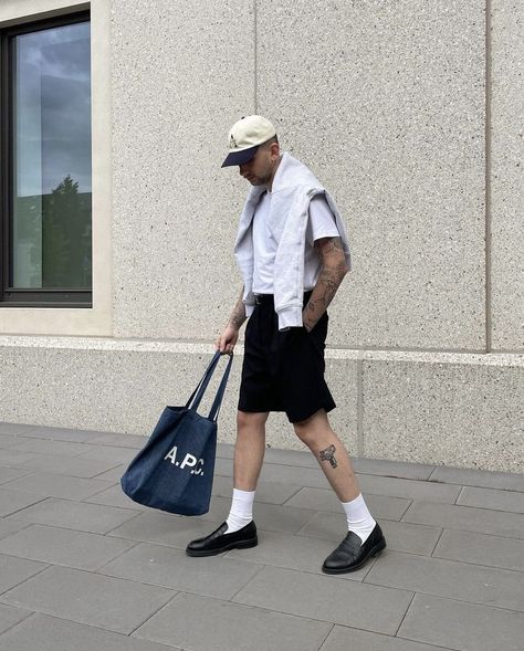 Loafers Outfit Summer, Nordic Outfit, Preppy Outfits Men, Loafers Men Outfit, Mens Fashion Week Street Style, Mens Smart Casual Outfits, Loafers Outfit, Mens Shorts Outfits, Street Fashion Men Streetwear