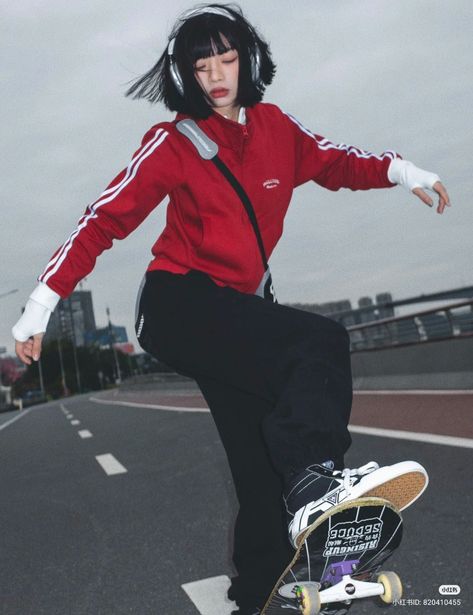 Skater Pose Reference, Skate Photoshoot, Skateboard Outfit, Korean Hip Hop Fashion, Skater Poses, Skate Outfit, Skateboarding Aesthetic, Skate Street, Skateboard Fashion