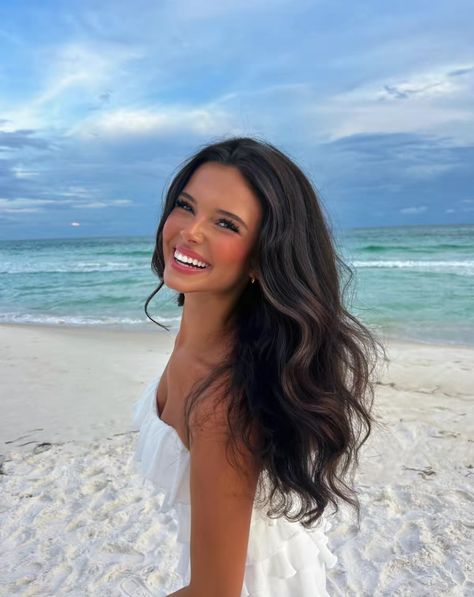 Brunette Aesthetic Hairstyles, Side Profile Goals, Insta Photo Ideas Brunette, Attractive Woman Face Claim, Profile Picture Instagram Inspiration, Smiling Aesthetic Girl, Beachy Hairstyles Brunette, Brunette Hair Goals, Tan Brunette Aesthetic