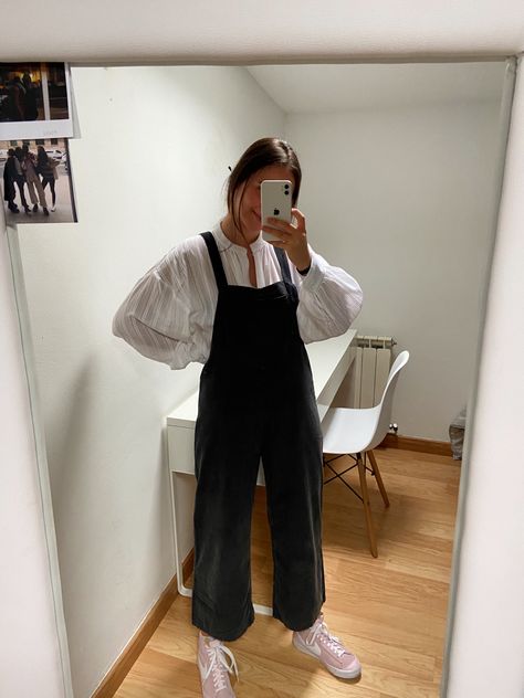 Wide Leg Dungarees Outfit, Halara Overalls Outfit, Overalls Outfit Aesthetic Winter, Elegant Grunge Aesthetic, Oversized Spring Outfit, How To Dress Up Overalls, Overalls Outfit Work, Business Casual Overalls, Overall Winter Outfit