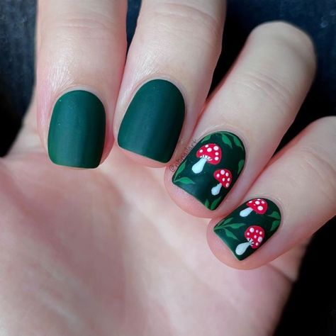 Short Mushroom Nail Designs, Simple Nail Art Green, Nail Art Books Inspired, Christmas Mushroom Nails, Mushroom Fall Nails, Mushroom Design Nails, Short Mushroom Nails, Forest Nails Designs, Siena Core