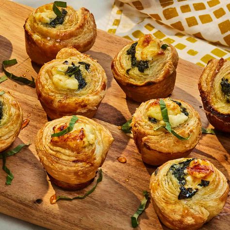 Spanakopita Puff Pastry Swirls, Feta Puff Pastry, Healthy Nibbles, Spinach Puffs, Pastry Rolls, Gf Cooking, Savory Pastries, Pastry Puff, Easy Breakfast Brunch