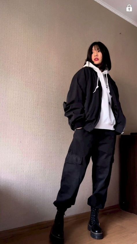 Relaxed Fit Outfits Women, Classy Tomboy Outfits Minimal Chic, Black Outfits Edgy Winter, Cyberpunk Streetwear Women, Goth Tomboy Outfit, Casual Cyberpunk Outfit, Baggy Pants Outfit Winter, Kpop Grunge Outfits, Street Wear Women Casual