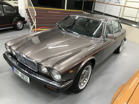 Jaguar Xj6 Series Iii, Sports Garage, Jaguar V12, Jaguar Xj40, Vintage Cars For Sale, Jaguar Xj12, Vintage Cars 1950s, Sale Picture, Classic Jaguar