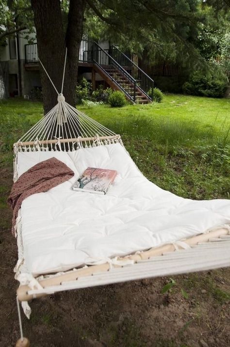 Hammock Decor, Backyard Hammock Ideas, Hammock Ideas, Unique Backyard, Backyard Hammock, Outdoor Hammock, Living Room Red, Living Room Green, Plywood Furniture