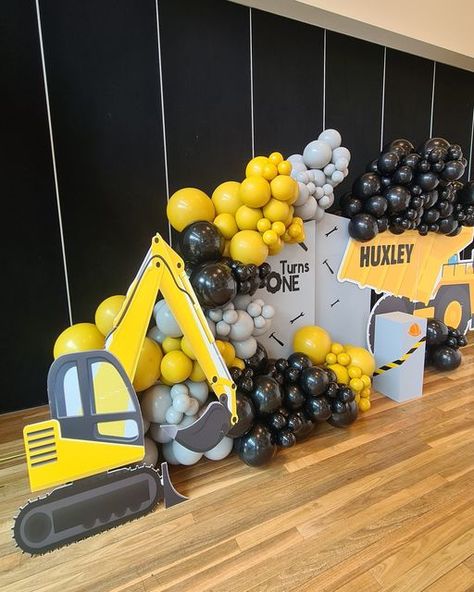 Construction Birthday Party Cakes, Construction Birthday Cake, Construction Party Decorations, Birthday Party Checklist, Construction Theme Birthday, Construction Theme Birthday Party, Kids Party Planner, 1st Birthday Balloons, Construction Theme Party