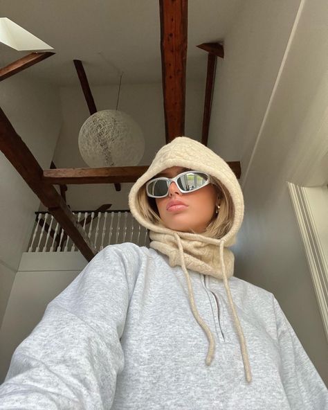 Balaklava Aestethic, How To Style Balaclava, Baclava Hat Outfit, Baclava Hat, Balaclava Outfit, Balaclava Aesthetic, Tennis Photoshoot, Hiking Fits, Hood Hat