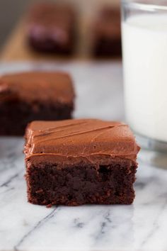 So fudgy, so delicious & slathered with a thick layer of cream cheese chocolate frosting - you NEED to make these brownies! Brownies With Frosting, Brownies Cheesecake, Cake Brownies, Chocolate Cream Cheese Frosting, Best Brownie Recipe, Cream Cheese Brownies, Best Brownies, Chocolate Icing, S'mores