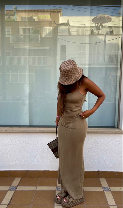 Beige gucci outfit Bucket Hat Outfit Women, Platform Slides Outfit, Hat Outfit Women, Gucci Slides Outfit, Gucci Bucket Hat, Gucci Outfit, Casual Sporty Outfits, Bucket Hat Outfit, Cute Vacation Outfits