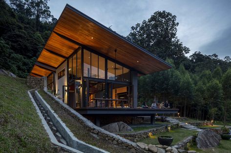 Smolhaven House / Choo Gim Wah Architect | ArchDaily Built Into Hillside, House Built Into Hillside, Mountain Villas, Lake Sebu, Jungle Villa, Roof Canopy, Cement Panels, Modern Mountain Home, Natural Ventilation