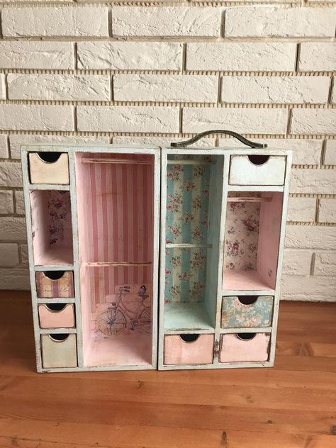 Craft Houses, Diy Barbie House, Doll Storage, Doll Closet, Doll Furniture Diy, Doll Case, Diy Barbie Furniture, Doll House Plans, Mini Doll House