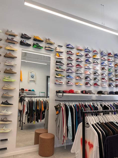 Sneaker Boutique Interior, Hype Store Design, Store Seating Area, Sneaker Shop Design, Sneaker Store Design, Shoe Shop Interior Design, Shoe Shop Design, Shoes Stores, Sneakerhead Room