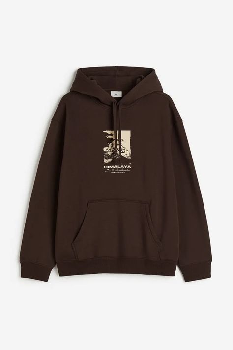 Loose Fit Printed hoodie - Dark brown/Himālaya - Men | H&M IN 4 H&m Hoodie, Brown Hoodie, Sweatshirt Fabric, Oversized Silhouette, Workout Sweatshirt, Sweatshirt Hoodie, Medium Weight, Hoodie Print, Kangaroo Pocket