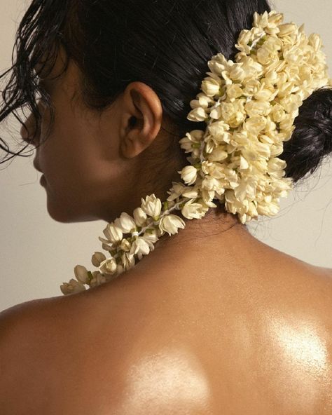 🦋 - pragathi guruprasad wearing the madurai jasmine... Mermaid Out Of Water, Indian Bun Hairstyles, Asian Jasmine, Jasmine Flowers, Culture Day, Retro Bollywood, Indian Wedding Hairstyles, Indian Photoshoot, Indian Bridal Hairstyles