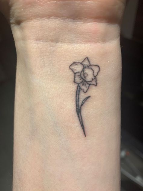 Cute Daffodil Tattoos, Small Daphodil Tattoo, Daffodil Small Tattoo, Daffodil And Bee Tattoo, Daffodil Tattoo Small Simple, Daphadil Flower Tattoo, Meaningful Tattoos Simple, Tangled Rapunzel Flower, Small Daffodil Tattoo