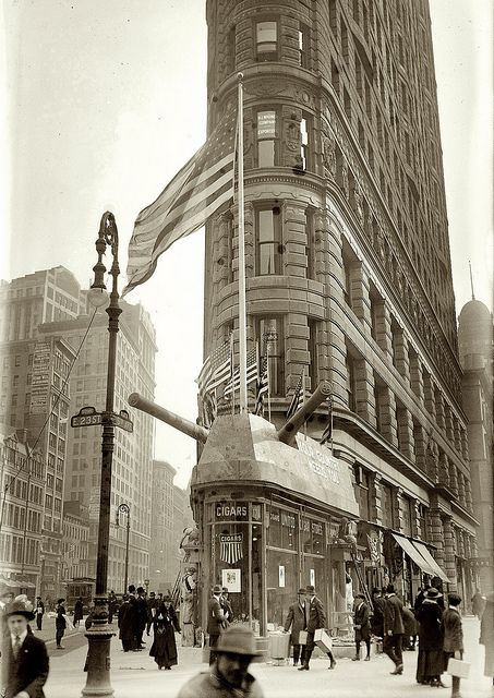 Recruiting Center 1917 | Flickr - Photo Sharing! Shorpy Historical Photos, Progressive Era, Historic Pictures, Photo New York, Nyc History, Flatiron Building, Vintage Architecture, The American Flag, Vintage New York