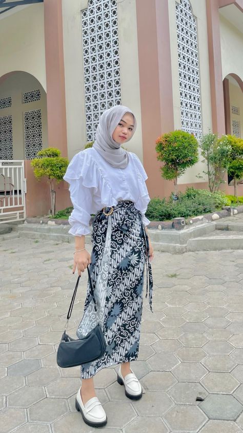 Kondangan Outfit Hijab Fashion Simple, Ootd Kondangan Hijab Styles Simple, Hijab Kondangan Outfit, Outfit Kondangan Simple Hijab, Batik Fashion Hijab, Outfit Kondangan Casual, Ootd Kondangan Simple Hijab, Ootd Kondangan Simple, Hijab Kondangan