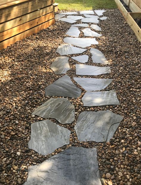 River Pebbles Landscaping Pathways, Lawn Stepping Stones Pathways, Slate Pathway Ideas, Slate Garden Path, Slate Walkway Paths, Slate Rock Landscaping, River Rock Pathway, Slate Pathway, Rock Pathway Ideas