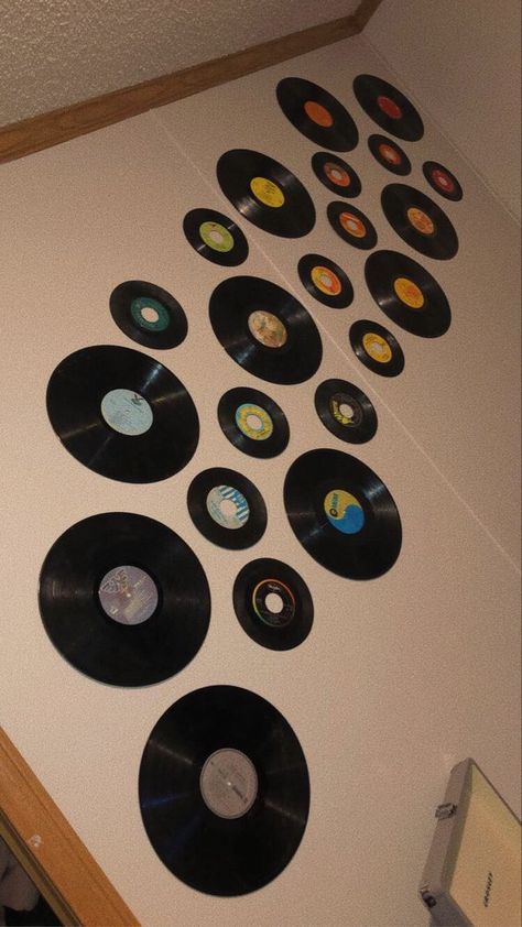 color cordinated rainbow record wall Record Wall Aesthetic, Record Wall Decor Aesthetic, Record Room Decor, Records Wall Decor, Vinyl On Wall, Vinyl Record Wall Decor, Records Decor, Vinyl Record Room, Record Wall Decor