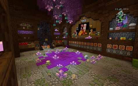 Minecraft Amethyst Enchantment Room, Amethyst Room Minecraft, Minecraft Armoury Room Ideas, Minecraft Potion Shop Ideas, Potions Room Minecraft, Potion Room Minecraft Ideas, Minecraft Trophy Room, Potion Room Minecraft, Minecraft Throne Room