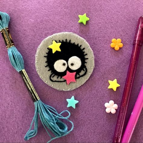 Felt Pins Brooches, Felt Brooch Diy, Goth Kidcore, Felt Patterns Free, Kawaii Brooch, Studio Ghibli Crafts, Felt Pins, Kawaii Felt, Felt Patches