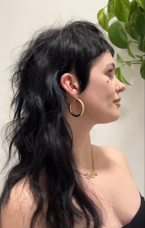 Cool Shag Haircut, Long Mullets Woman, Long Mullet Short Bangs, Long Feminine Mullet, Woman Mullet Long, Long Octopus Haircut, Mullet With Extensions, Subtle Mullet Women, Shaved Sides Shag