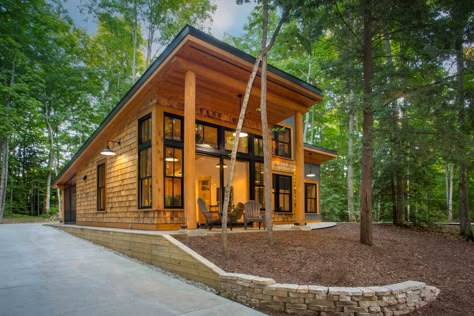 Hannah House — J Merchant Builders Small Cabins With Loft Modern, Modern Cabins In The Woods Architecture, Modern Cabin Plans With Loft, Modern Style Cabin, Houses In The Woods Modern, Lake House Shed, Single Pitch Roof Cabin, Small Modern Lake House, Shed Roof Cabin Plans