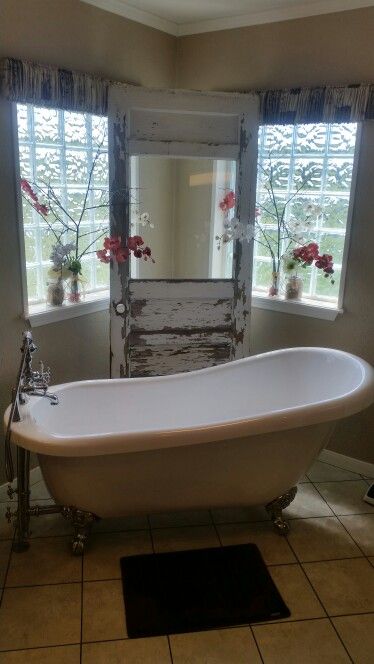 My bathtub with an old rustic door Bathtub Vintage, Old Bathtubs, Bath Tube, Old Bathtub, Rustic Doors, Old Wallpaper, Clawfoot Bathtub, Flower Show, Bath Decor