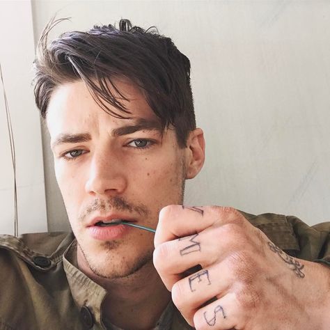 Grant Gustin Tattoo, Hand Tattoo Images, The Flash Grant Gustin, Grant Gustin, Barry Allen, Shoulder Tattoo, The Flash, Serie Tv, Hand Tattoos