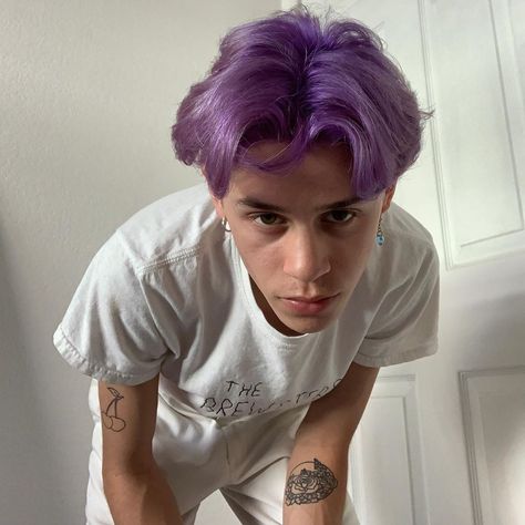 Men Purple Hair, Lavender Purple Hair, Boys Dyed Hair, Boys Colored Hair, Dyed Hair Men, Tan Skin Blonde Hair, Split Dyed Hair, Mens Hair Colour, Hair Boy