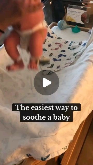 How To Swaddle A Newborn, Swaddling Baby Newborns, Baby Tips For New Moms, Newborn Baby Hacks, Mommy Ideas, Baby Diy Projects, Baby Help, Swaddle Baby, Newborn Baby Tips