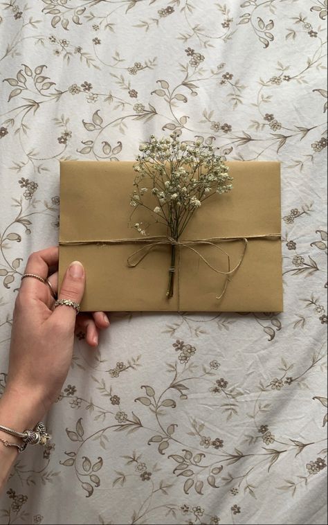 Aesthetic Dreid babys breath bouquet tied to brown kraft recycled envelope, packaging idea. natural gift wrapping for presents. Sustainable packaging and gift wrapping ideas. #giftwrappingideas #sustainable #sustainablepackaging #envelopes Homemade Present For Boyfriend, Aesthetic Gift For Mom, Birthday Wrapping Aesthetic, Girlfriends Birthday Gifts, Small Gift Aesthetic, Birthday Gifts For Girlfriend Aesthetic, Brown Present Wrapping, Cute Gift Ideas For Your Girlfriend, Wrapping Envelope Ideas