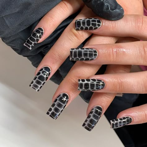 𝐆𝐈𝐀𝐍𝐆’𝐒 𝐍𝐀𝐈𝐋𝐒 on Instagram: “𝐂𝐫𝐨𝐜𝐨𝐝𝐢𝐥𝐞 𝐩𝐫𝐢𝐧𝐭 🐊🖤 #crocodileprintnails #blacknails #blacknails #nailinstagram #nailartist #nailinstagram #crocodiles #nailsofinstagram…” Snake Skin Nails, Wife Nails, Gel Polish Designs, Nails Collection, Animal Nails, Pretty Gel Nails, Animal Print Nails, Mob Wife, Nails 2024