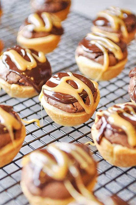 Caramel and brownies baked in a pie crust and drizzled with chocolate ganache and caramel. This recipe made it all the way to the Pillsbury Bake Off finals! Pillsbury Mini Pie Crust, Pie Crust Dessert, Tiny Pies, Mini Pie Crust, Brownie Bites Recipe, Pillsbury Pie Crust, Mini Pie, Caramel Brownies, Leigh Anne