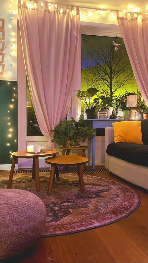 Dark green with soft pink tones. Cozy winter livingroom. Plants make a room!🪴 Pink And Green Studio Apartment, Dark Green And Pink Room, Green And Pink Living Room Ideas, Pink And Brown Living Room, Relax Room Ideas, Pink Curtains Living Room, Dark Pink Room, Pink Green Living Room, Green And Pink Living Room