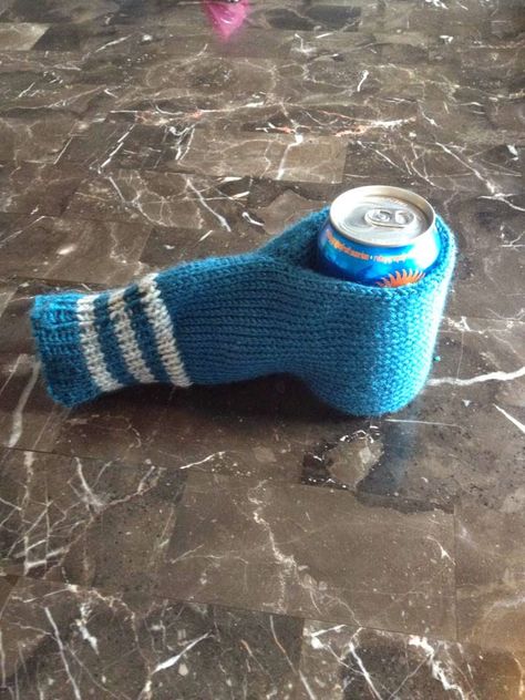 Beer Mitten Pattern Free, Crochet Beer, Charity Knitting, Christmas Knitting Projects, Knitting Mittens, Beer Can Holder, Crochet Valentines, Bottle Cozy, Wool Patterns