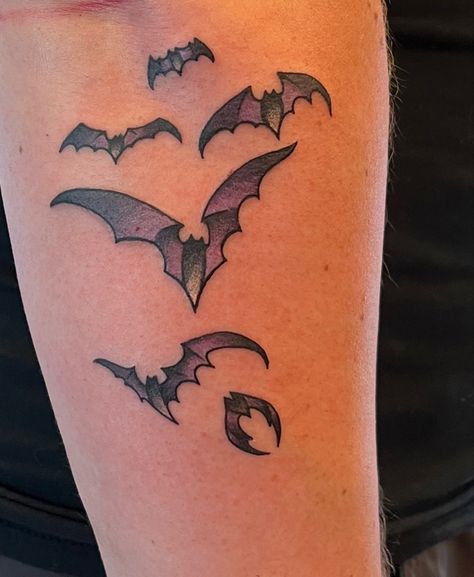 Eddie Munson bat tattoos (Stranger Things) with a twist to the coloring.  The tattoo set is six bats of varying shapes and sizes, flying together.  The coloring I had the tattoo artist aim for is black and light purple with highlights of white. Eddie Munson Bat Tattoo, Eddie Munson Tattoo Ideas, Hellfire Tattoo, Eddie Munson Tattoos, Bat Tattoos, Stranger Things Tattoo, Hellfire Club, Bat Tattoo, Joseph Quinn