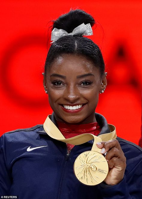 Simone Biles Drawing, Exercise Fits, Simon Biles, Jonathan Owens, Winter Celebrities, Two Hours Later, Famous Athletes, Tumbling Gymnastics, Nicole Murphy