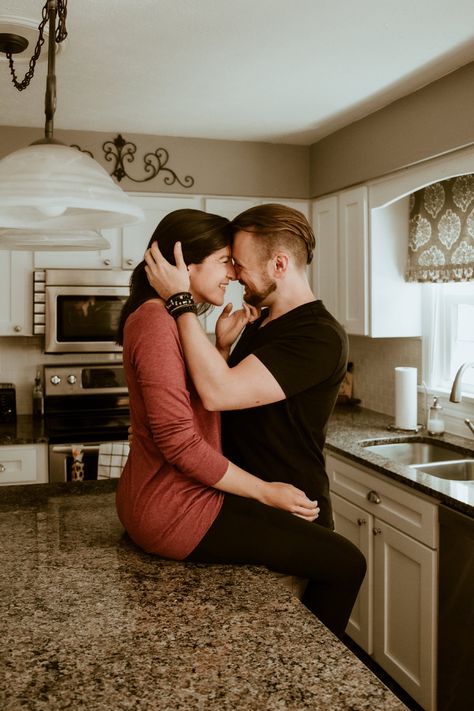 Kitchen Counter Kissing, Sitting On The Counter Pics, Kissing Pose Drawing, Sitting On Counter, Drawing Reference Couple, Pose Drawing Reference, Kissing Poses, Couples Drawing, Summer Pic Ideas