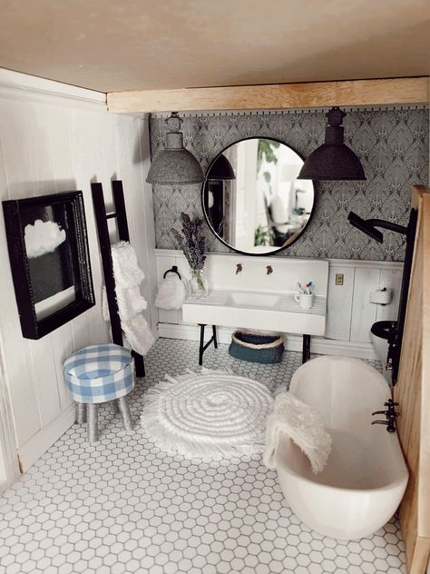 Modern Dollhouse Bathroom, Miniature Dollhouse Bathroom Ideas, Dolls House Bathroom, Diy Dollhouse Light Fixtures, Dollhouse Bathroom Ideas, Dollhouse Bedroom Ideas, Dollhouse Interior Ideas, Doll Bathroom, Ag Doll House