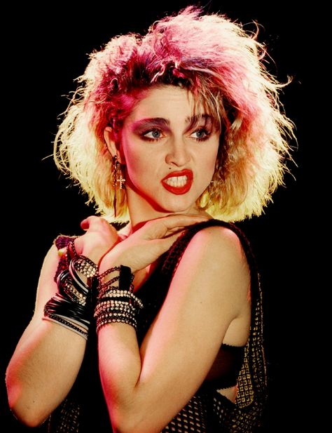 MADONNA Madonna 80s Fashion, Madonna Young, 80s Fashion Icons, Madonna Fashion, 80s Party Outfits, Madonna 80s, 80s Makeup, 80s Punk, Mode Tips