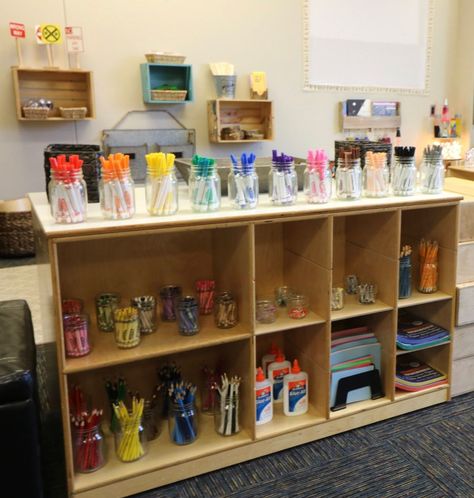 Mark Making Atelier  #creativityforkids #playlearngrow #wherelearningmeetsplay #toddlercraft #exploringnaturewithchildren #earlyyearsteacher #earlyyearsideas Art Station Classroom, Preschool Art Shelf Ideas, Preschool Art Shelf, Art Shelf Preschool, Atelier Preschool, Regio Classroom, Montessori Art Shelf, Abordagem Reggio Emilia, Reggio Atelier