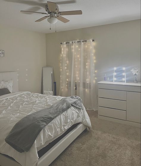 Gray And White Room Aesthetic, Grey And White Room, Grey Bed Sheets, Silver Room, Gold Rooms, White Room Decor, Makeover Bedroom, Grey Room, Room Deco