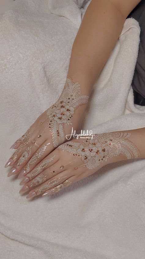 Henna Design Wedding, White Henna Designs Wedding, White Henna Wedding Simple, Henna White Wedding, Henna Wedding Putih, Henna Wedding Simple, Design Inai, Hena Pengantin, White Wedding Henna