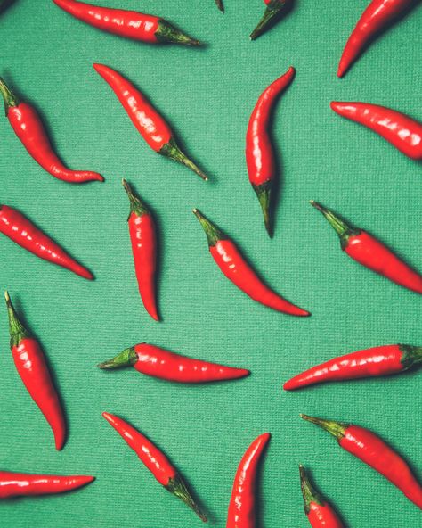 New Mexico is serious about chili peppers - sorry, “chile” peppers. Former Senator Pete Domenici once put the state's official position on the spelling into the US Congressional Record, clarifying that chili with an 'i' is what is “passed off as food in Texas and Oklahoma.” It’s not only the chile that burns in New Mexico. 🌶 #DashFacts Chilli Wallpaper, Chilli Plant, Gardening Aesthetic, Chilli Peppers, Food Art Photography, Chile Pepper, Fruit Photography, Food Backgrounds, Chilli Pepper