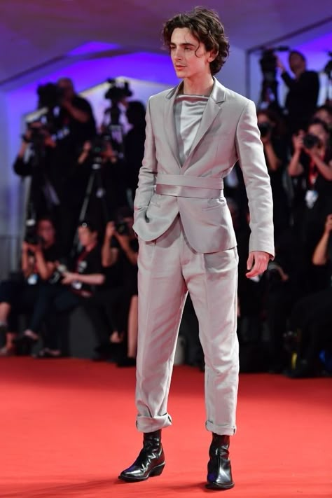 This belted gray ensemble with cuffed pants that blew everyone away at the Venice Film Festival: 17 Of Timothée Chalamet's Best Fashion Moments Cream Suit, High Fashion Men, Queer Fashion, Stylish Mens Outfits, Timothee Chalamet, Suit Fashion, Tandem, Stylish Men, Mens Suits